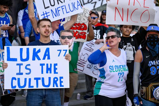 Pancarta de Nico Harrison en una protesta contra su gestión. Fuente CordonPress.