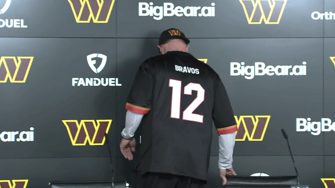 Dan Quinn con la camiseta de Madrid Bravos (ElDesmarque)