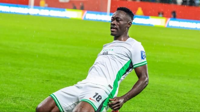 Akor Adams celebra su gol en el Nigeria-Gabón.