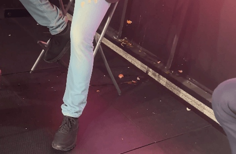 Restos de los huevos con los que han intentado agredir a Rubiales (Foto: X)