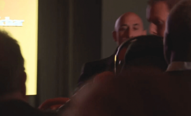 Luis Rubiales delante del agresor en la presentación del libro