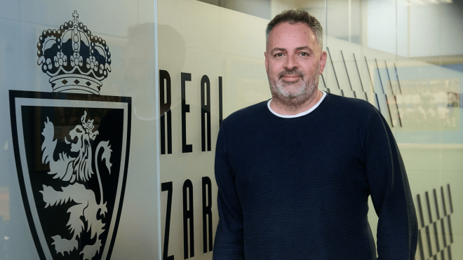 David Navarro posa en las oficinas del Real Zaragoza (Foto: RZ).