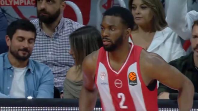 Keenan Evans justo antes de entrar al partido (X: @pilarcasado)