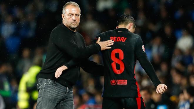 Hansi Flick y Pedri González (Foto: Europa Press)