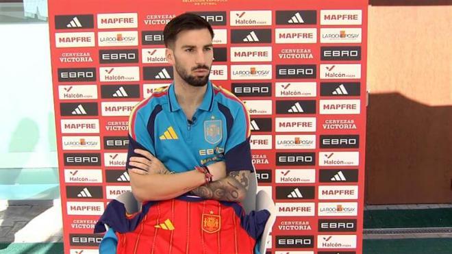 Álex Baena con la camiseta de España (Fuente: ElDesmarque)