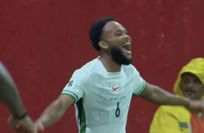 Ejuke celebra su primer gol con Nigeria.