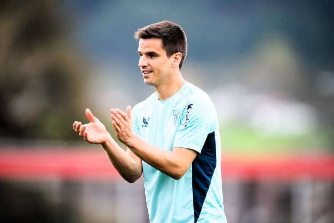 Aplauso de Ruiz de Galarreta en un entrenamiento en Lezama (Foto: Athletic Club).