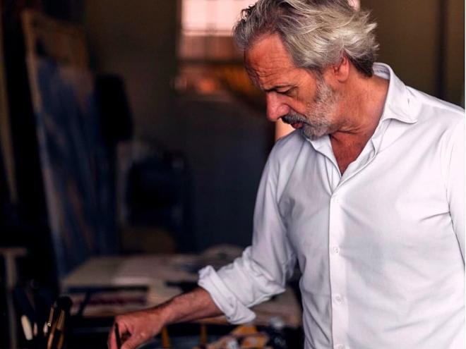 El pintor de Portugalete Iñaki Moreno Araujo con sus lienzos y pinceles.