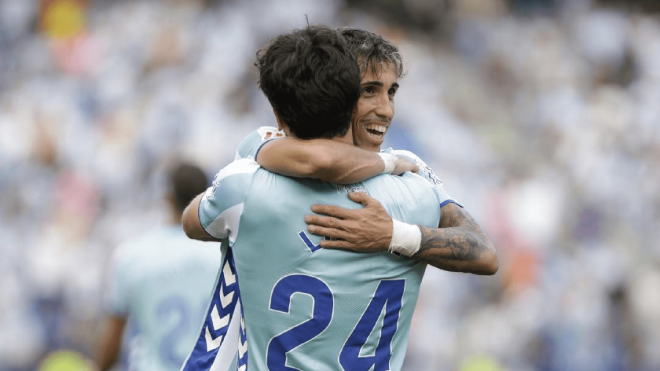Larrubia celebra un gol con Lobete (Foto: LaLiga).