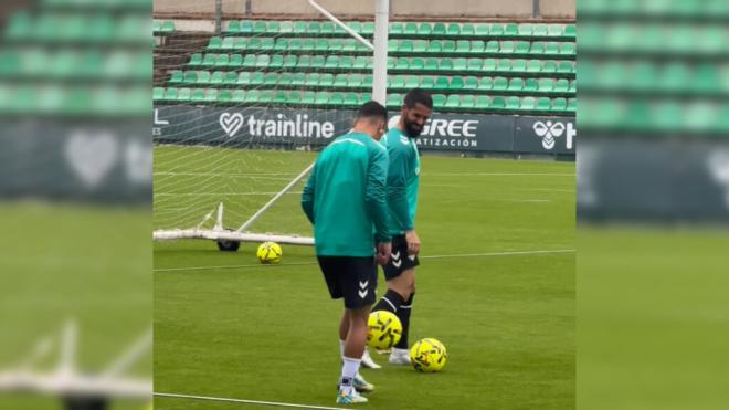 La imagen de Isco Alarcón con Antony.