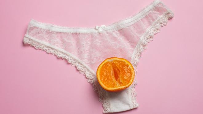 Naranja sobre un tanga de encaje (Foto: Freepik)