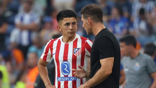 Thiago Almada y Diego Pablo Simeone (Fuente: Cordon Press)