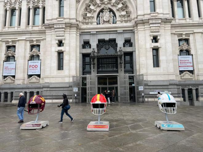 Cibeles, con los cascos de los Miami Dolphins y Commanders (Foto: ElDesmarque)