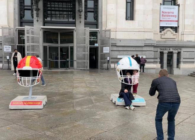 Un aficionado fotografía a los cascos junto a su mujer y su hija (Foto:ElDesamrque)