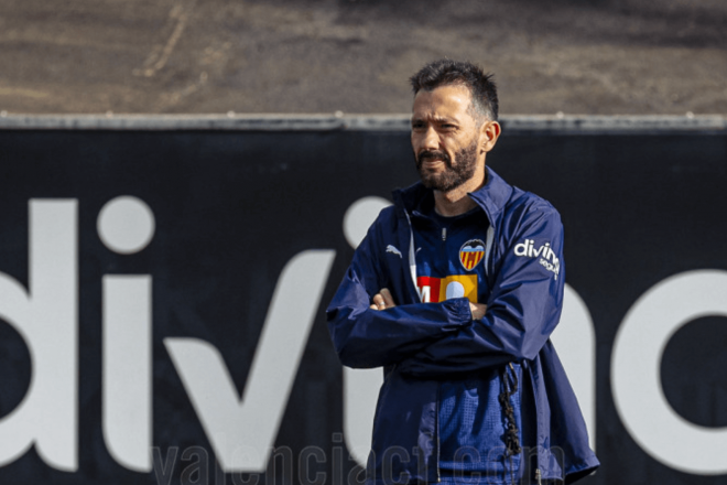Corberán observa un entrenamiento con Dimitri Foulquier y Thierry al margen (Foto: Valencia CF)