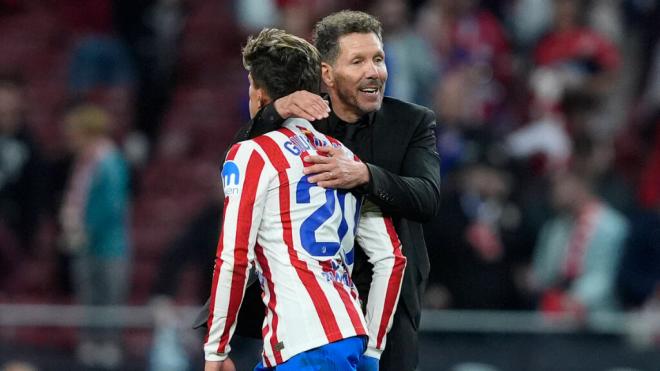 El Cholo Simeone abraza a Giuliano en un partido del Atlético de Madrid (Cordon Press)
