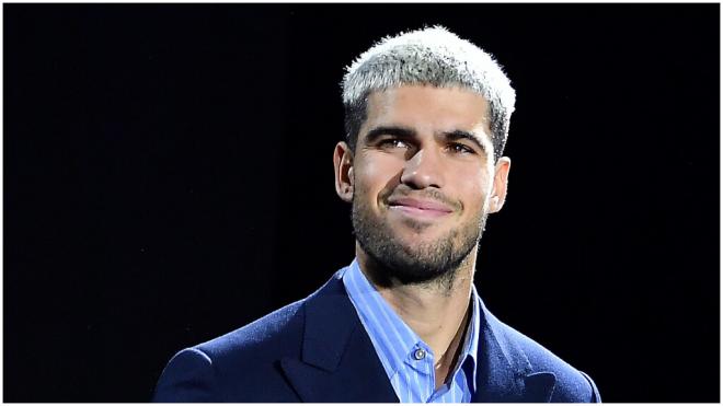 Carlos Alcaraz recibiendo el número 1 de la ATP. (EFE)