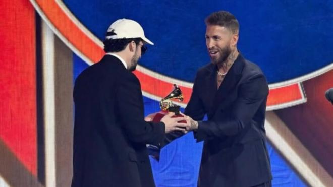 Sergio Ramos entregando el premio Latin Grammy a Bad Bunny (X: @keiveiec)
