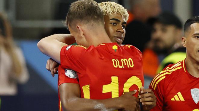 Dani Olmo abrazando a Lamine Yamal (Cordon Press)