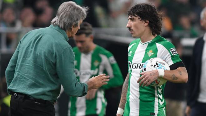 Bellerín, dialogando con Pellegrini (Foto: Kiko Hurtado)