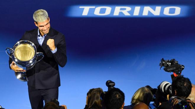 Carlos Alcaraz recogiendo el título de número 1 del ranking ATP (Foto: Cordon Press)