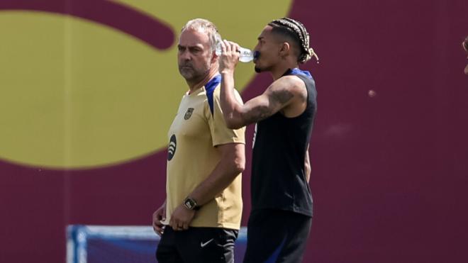Hansi Flick y Raphinha en un entrenamiento del Barcelona (Fuente: Europa Press)