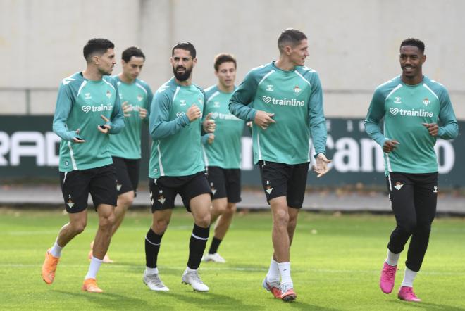 Sergi Altimira, Junior Firpo, Isco Alarcón y Marc Bartra, en la sesión del viernes (Foto: Kiko Hurtado).