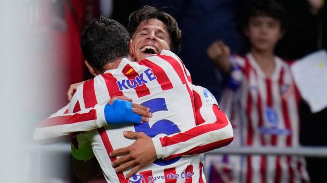 Giuliano Simeone y Koke se abrazan tras un gol del Atleti (Cordon Press)