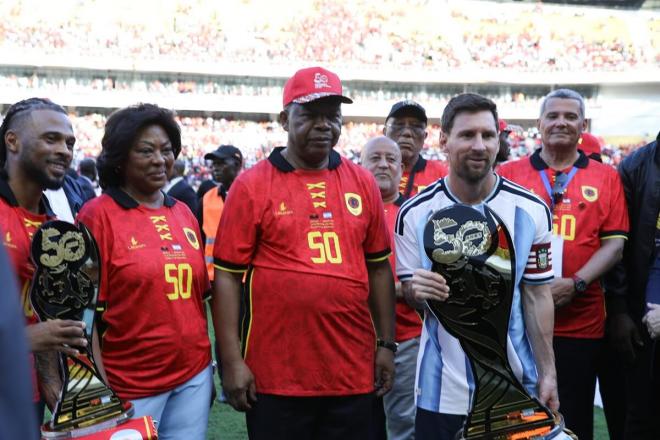 Leo Messi, homenajeado en la previa del Angola-Argentina (Foto: EFE).