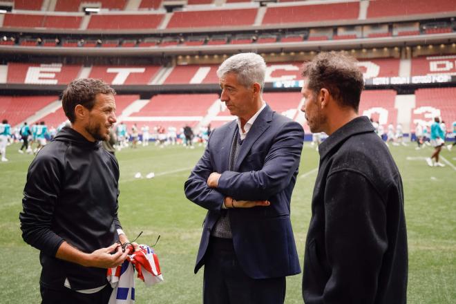 Mike McDaniel, Gil Marín y Simeone posan en el Metropolitano (Foto: Atlético de Madrid).