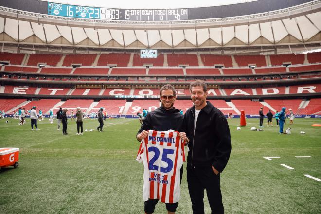 Mike McDaniel y Diego Pablo Simeone posan en el Metropolitano (Foto: Atlético de Madrid).