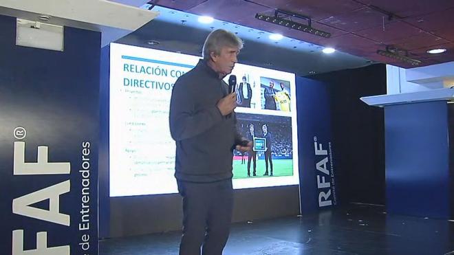 Manuel Pellegrini dando una conferencia del Comité de Entrenadores