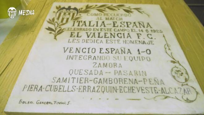 Placa conmemorativa del España-Italia en Mestalla