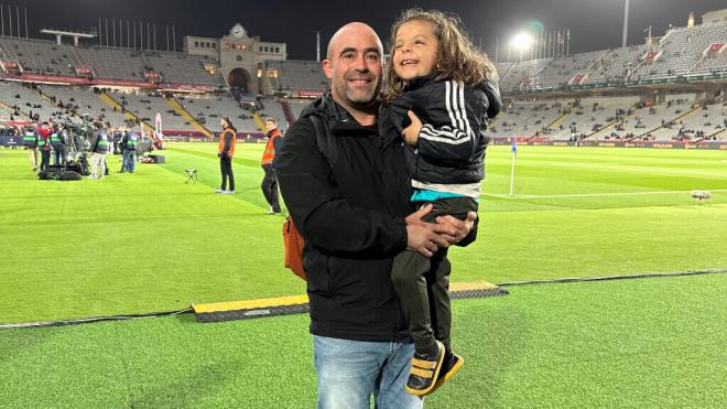 Romeo, junto a su padre en el Estadio de Montjuic.