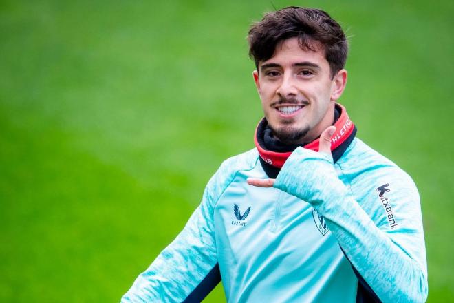 Gesto positivo del navarro Nico Serrano en Lezama (Foto: Athletic Club).