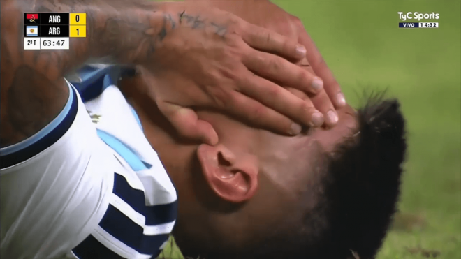 Thiago Almada se duele tras el golpe recibido en el Angola-Argentina (Captura: TyC Sports).