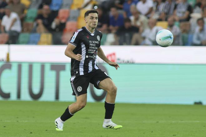 Oier Zarraga disputa un balón con Udinese. (Foto: Cordon Press)
