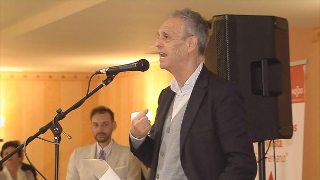 Joaquín Caparrós dando un discurso en el Congreso de Peñas Sevillistas.