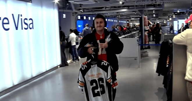 Un aficionado, con una camiseta de la NFL (Foto: ElDesmarque)