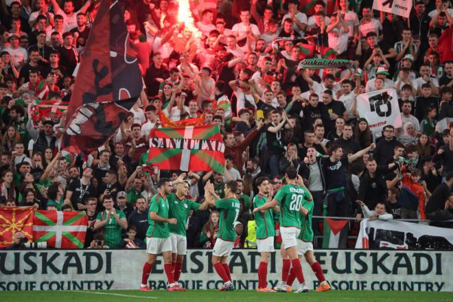 Celebración de los jugadores de Euskadi ante Palestina (Foto: EFE).