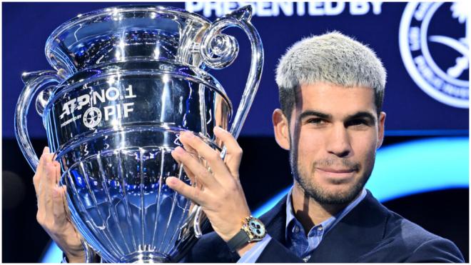 Carlos Alcaraz recibe el n1 de la ATP. (EFE)