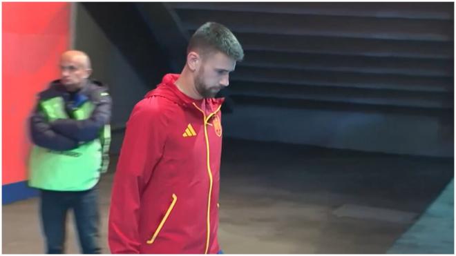 Unai Simón se marcha cojeando tras el Georgia - España. (Teledeporte)