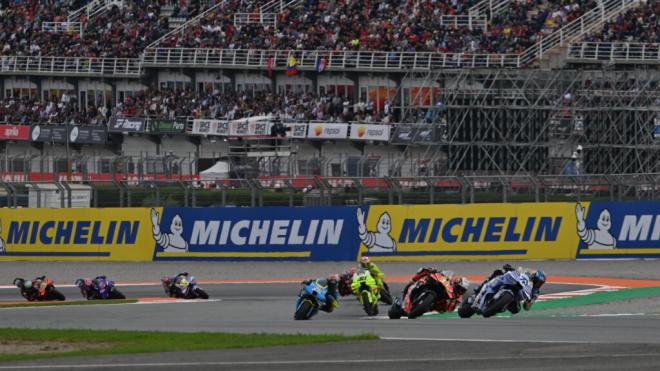 Álex Márquez, liderando la 'sprint' de Valencia (Foto: Michelin).