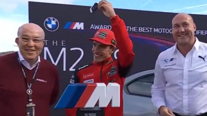 Marc Márquez, recibiendo el BMW M2 CS en Valencia (Foto: MotoGP).