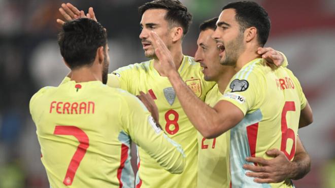 Ferran celebra el tanto junto a Merino, Fabián y Oyarzabal (Foto: Cordon Press)
