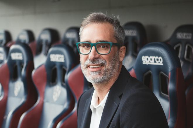 Jon Pérez Bolo posa en el banquillo azulgrana. (Foto: SD Huesca)