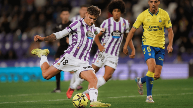 Jorge Delgado chutando durante el encuentro ante la UD Las Palmas