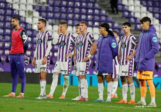 Jugadores del Real Valladolid, tras la derrota ante Las Palmas.