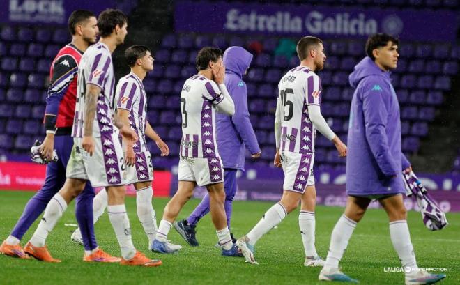 Jugadores del Real Valladolid, tras la derrota ante Las Palmas.