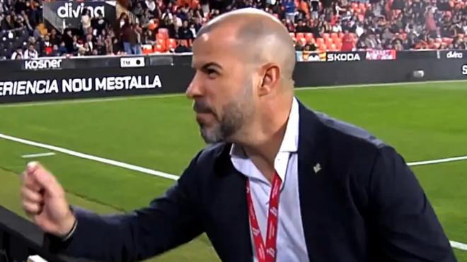 Manu Fajardo, hablando con el aficionado de Mestalla.